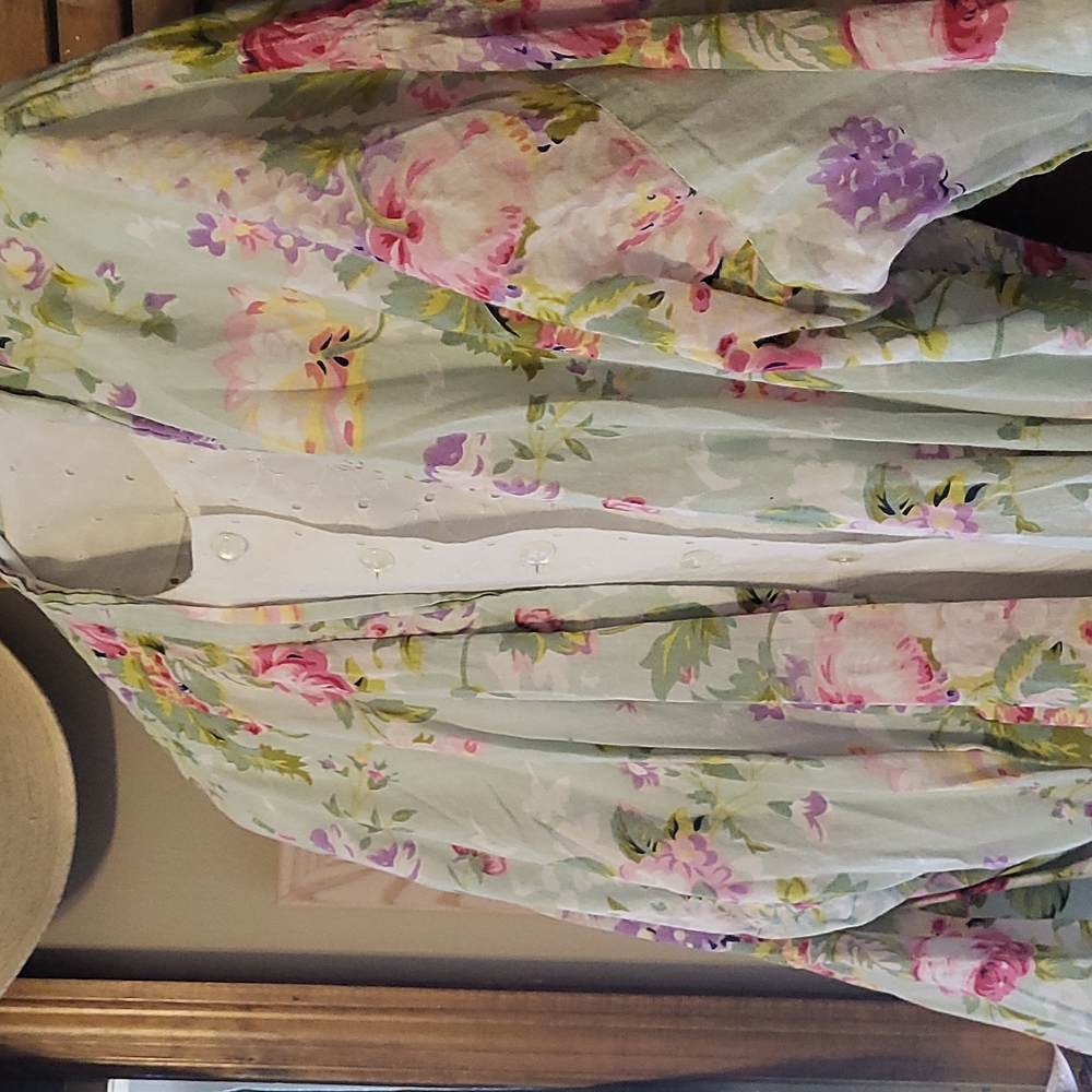 Robe - Picture 2 of 2